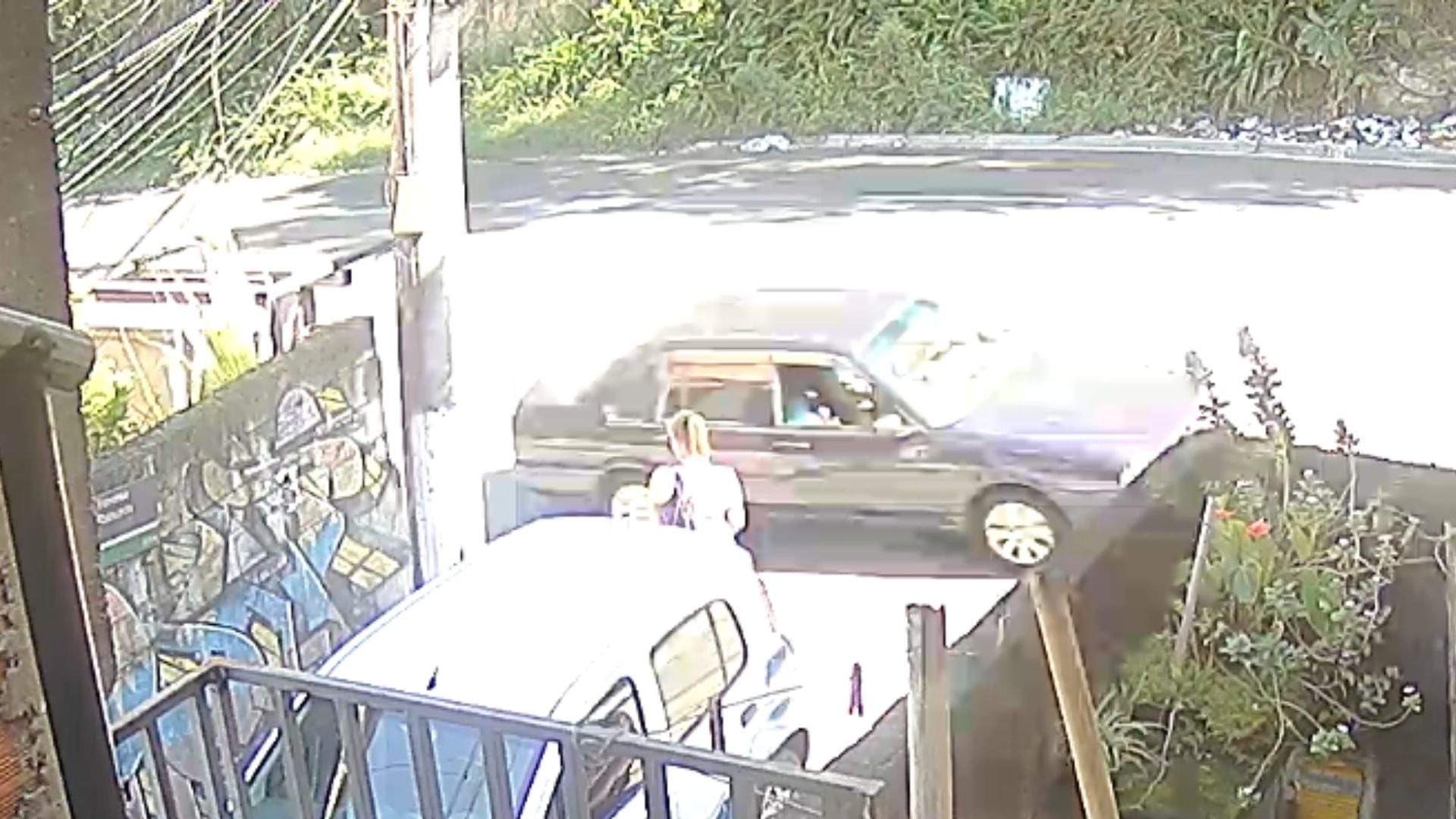 Mulher de 42 anos morre atropelada por carro roubado na zona oeste. Vídeo
