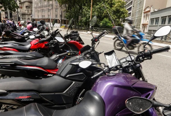 Justiça manda Prefeitura de SP autorizar Uber a operar mototáxi