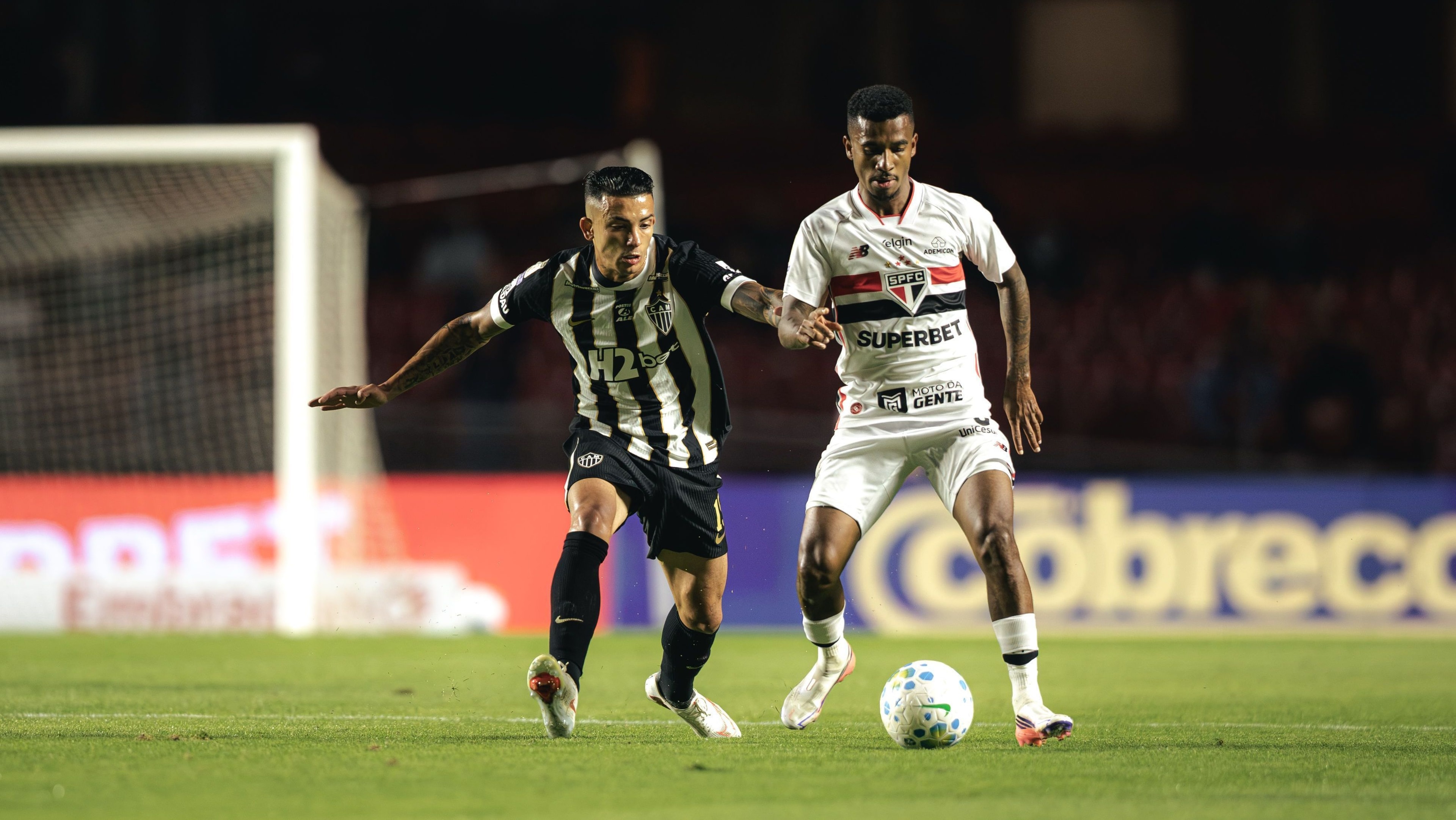 Torcedores do Atlético-MG causam confusão com sinalizadores no Morumbis