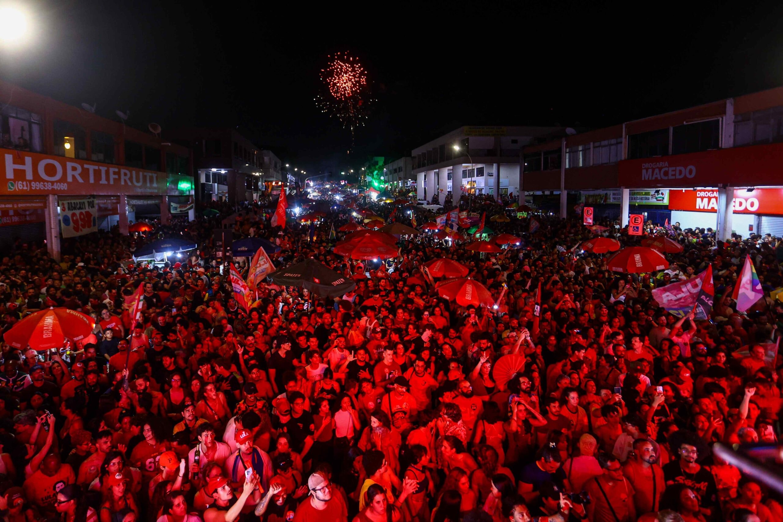 Eleitores de Lula entoam Hino Nacional em rua lotada na Asa Norte