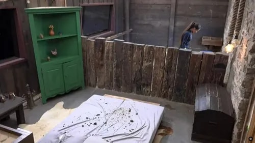 A Fazenda 18: Catherine perde a linha e joga cocô de cavalo na cama de rivais