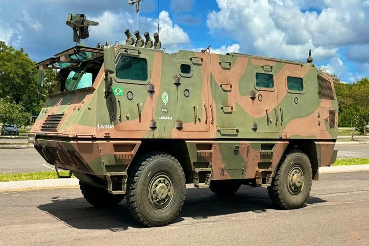 Tanque de guerra e metralhadora são posicionados no Parque da Cidade