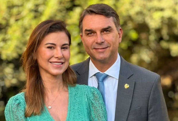 Mulher de Flávio, Fernanda Bolsonaro acena a empresários e mulheres