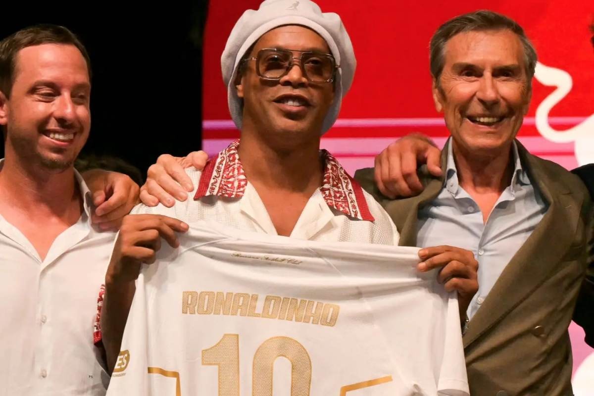 Ronaldinho Gaúcho anuncia volta aos gramados em novembro