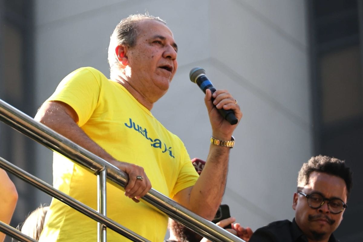 Em dia de fuga de Flávio, Malafaia comemora recuperação de passaporte