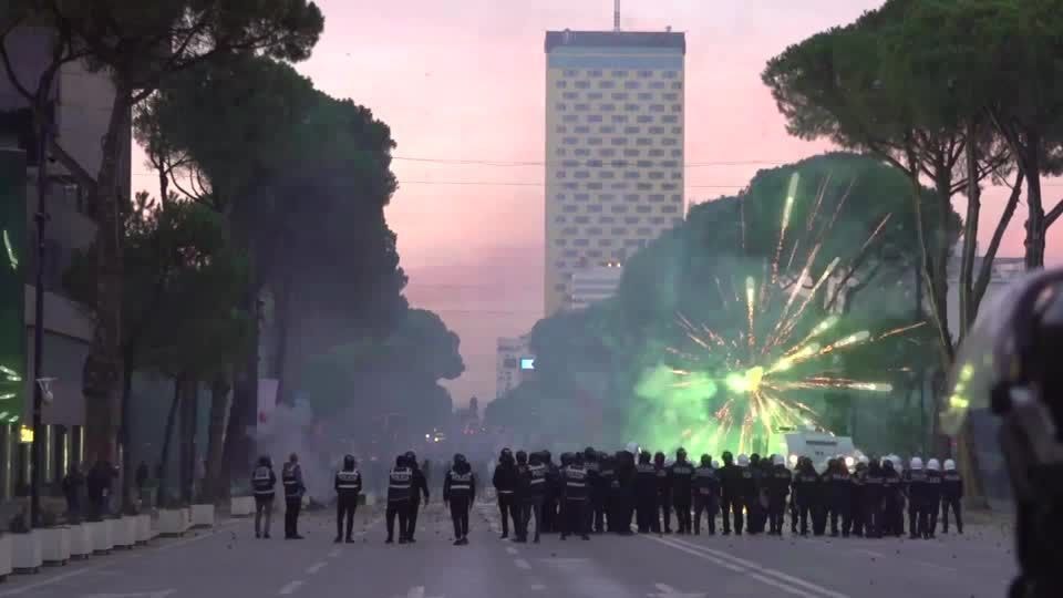 Premiê da Albânia diz que há “mãos estrangeiras” por trás de protestos