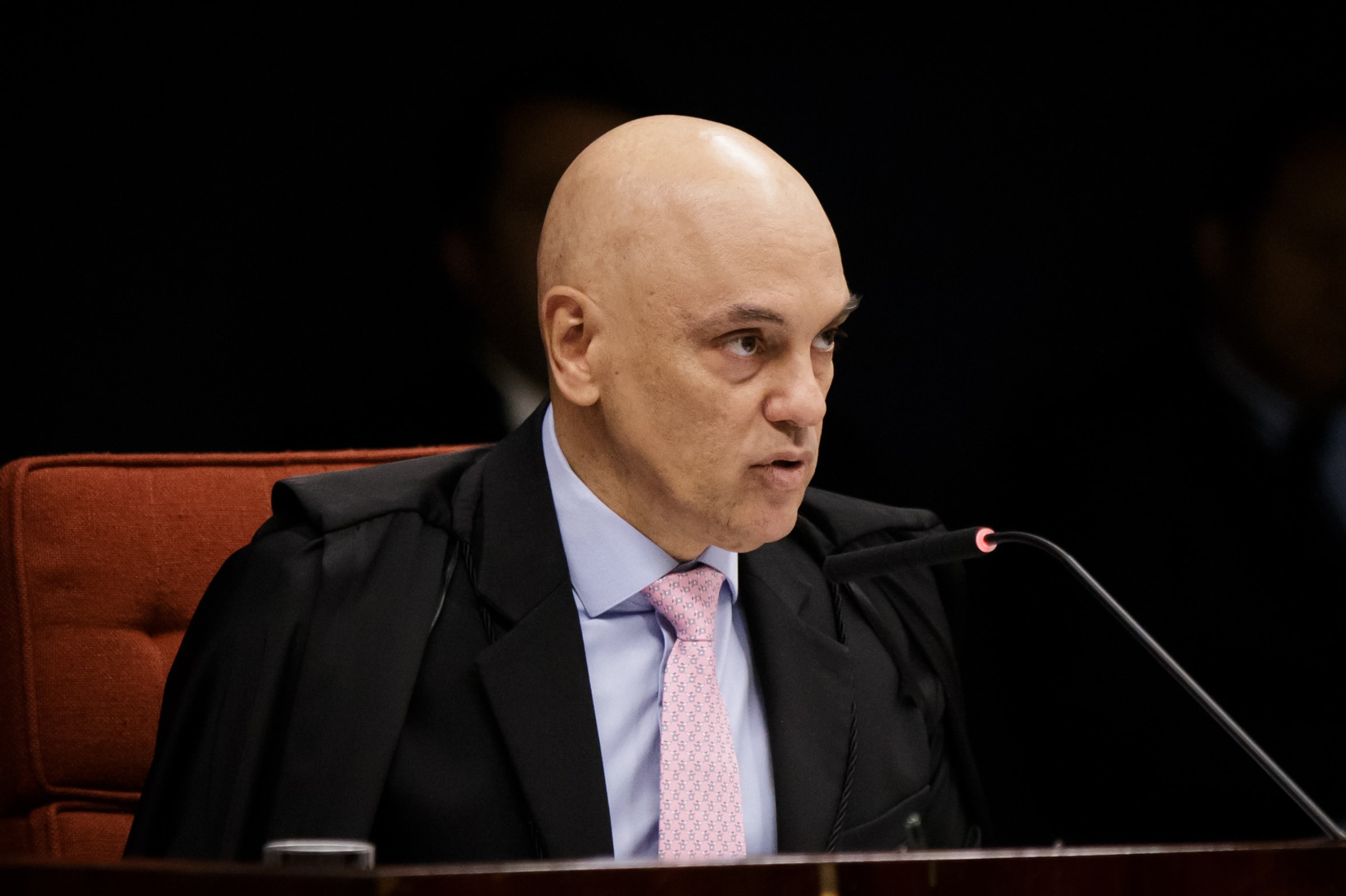 Moraes: Bolsonaro vive situação "mais benéfica" do que 705 mil presos
