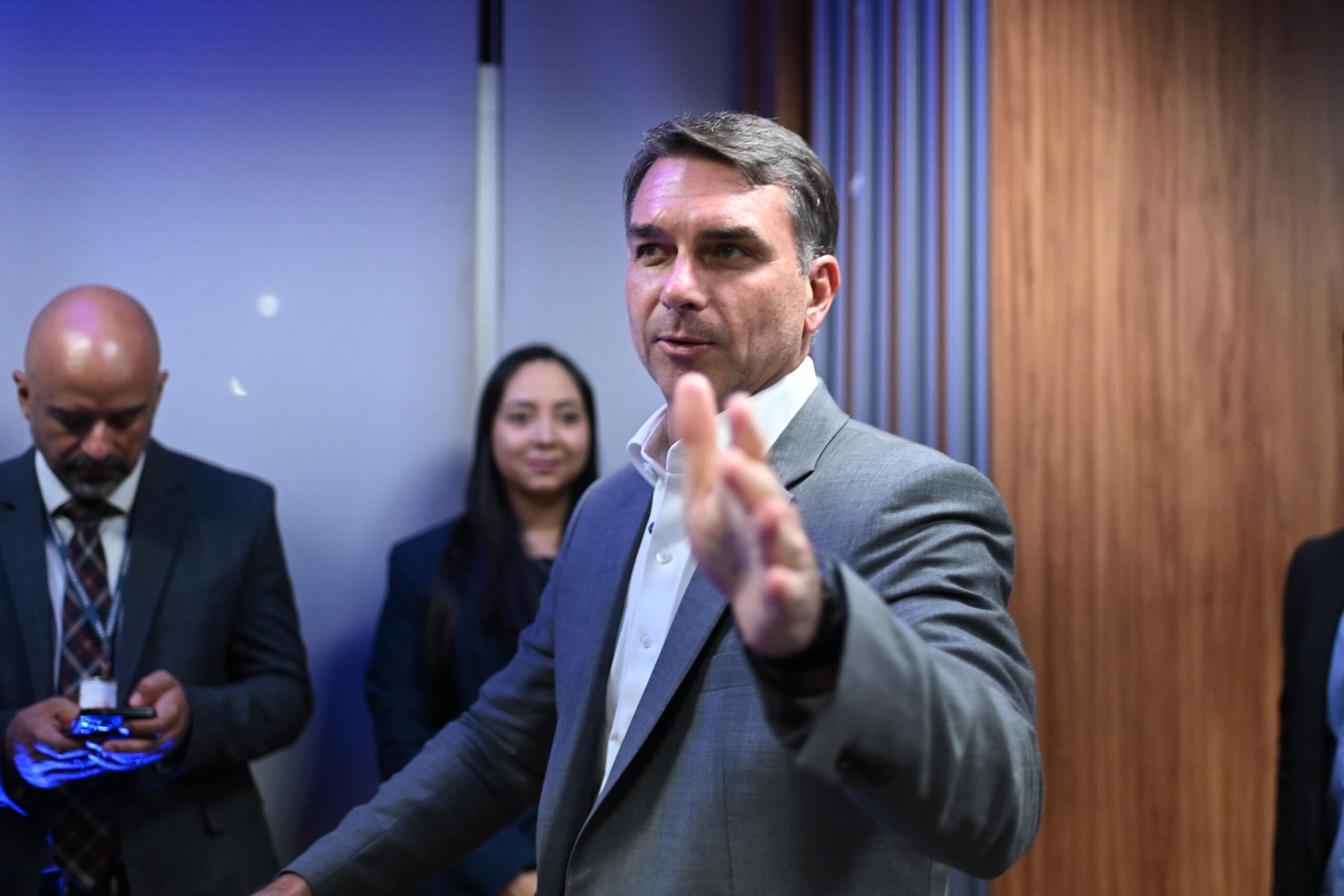 Fuga de Flávio Bolsonaro irrita aliados após promessa de ficar no Brasil