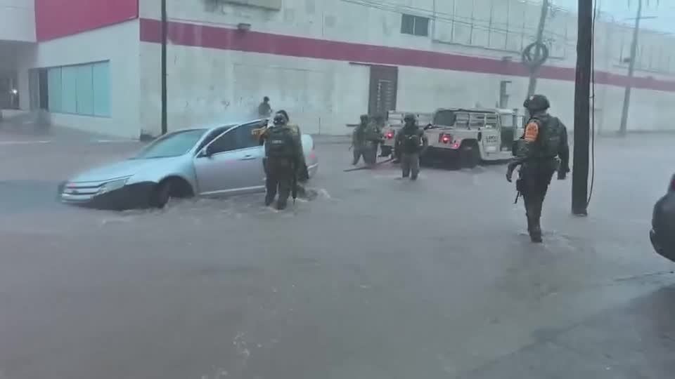 Furacão Simon inunda casas na costa do México
