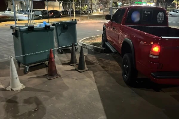 Homem bêbado é preso após invadir DP com caminhonete e xingar policiais