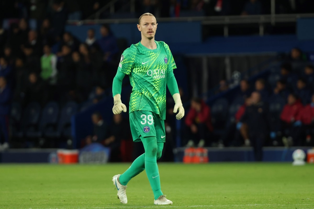 PSG: jornal critica goleiro Safonov após gols sofridos diante do Barcelona