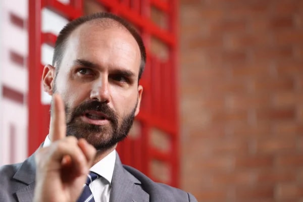 Eduardo Bolsonaro sugere que STF pode não reconhecer vitória de Flávio