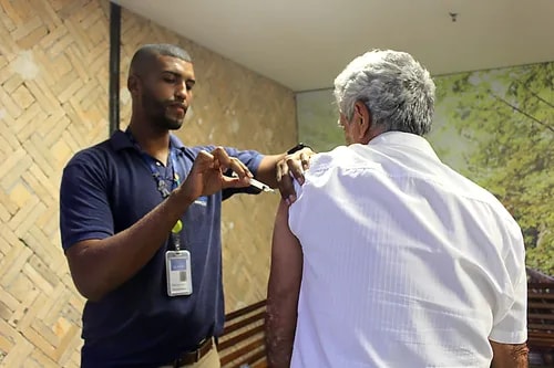 Salvador amplia vacinação contra gripe para toda a população