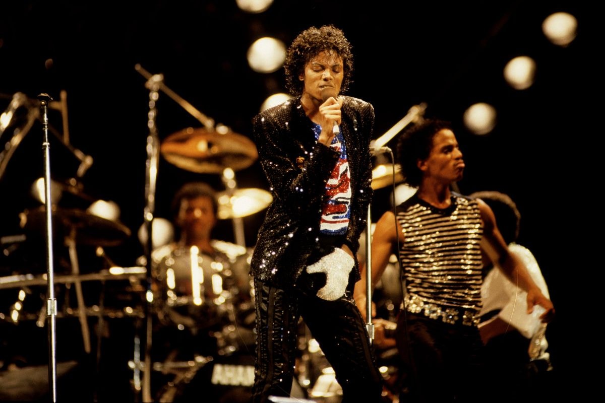 Famosa luva de cristais usada por Michael Jackson vai a leilão