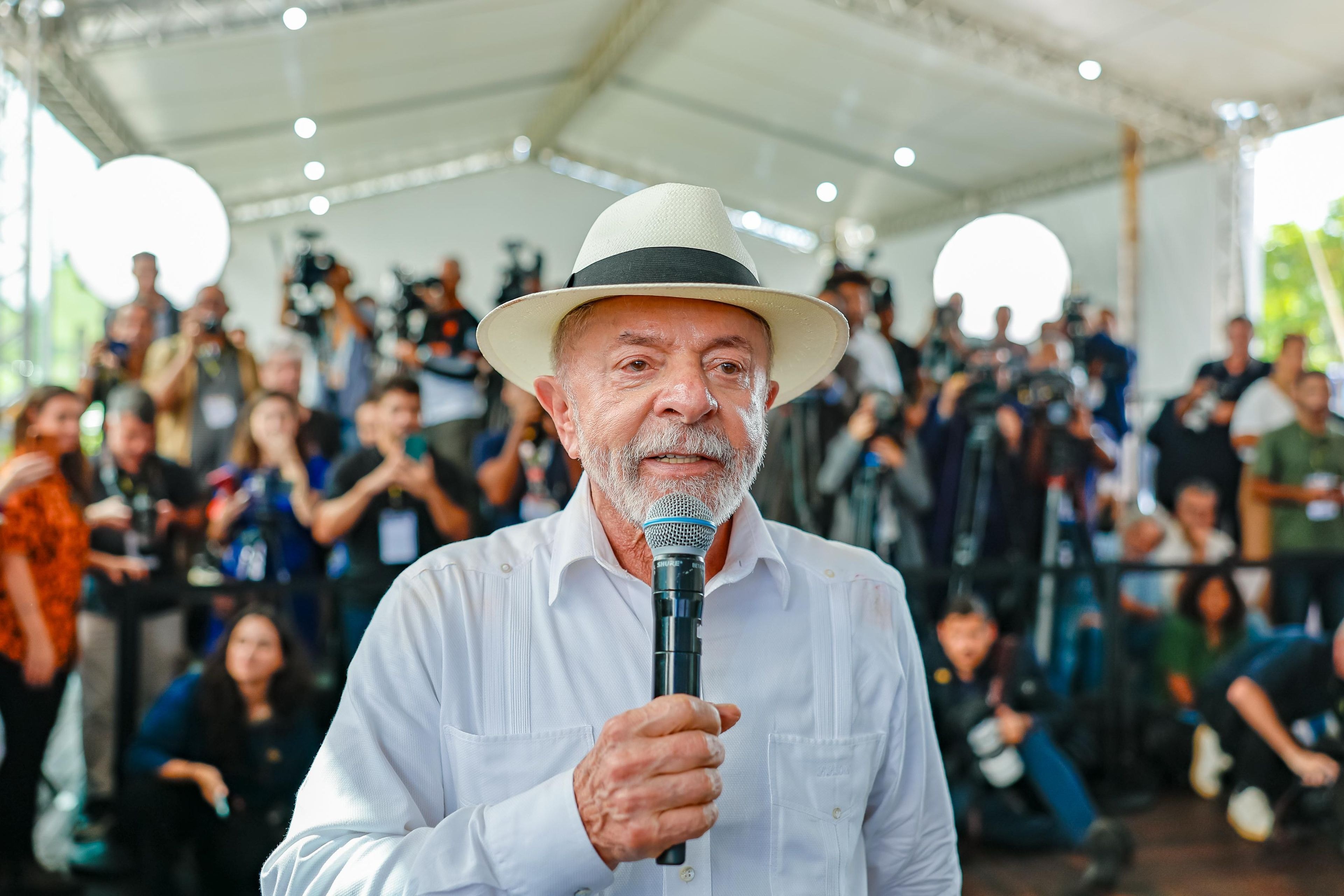 Governo Lula quer evitar radicalização contra tarifaço e busca empresários