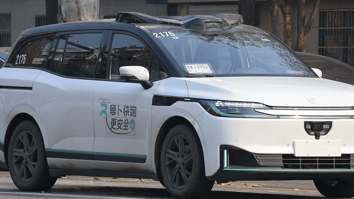 Passageiros ficam presos em robotáxis por 2 horas após falha de sistema