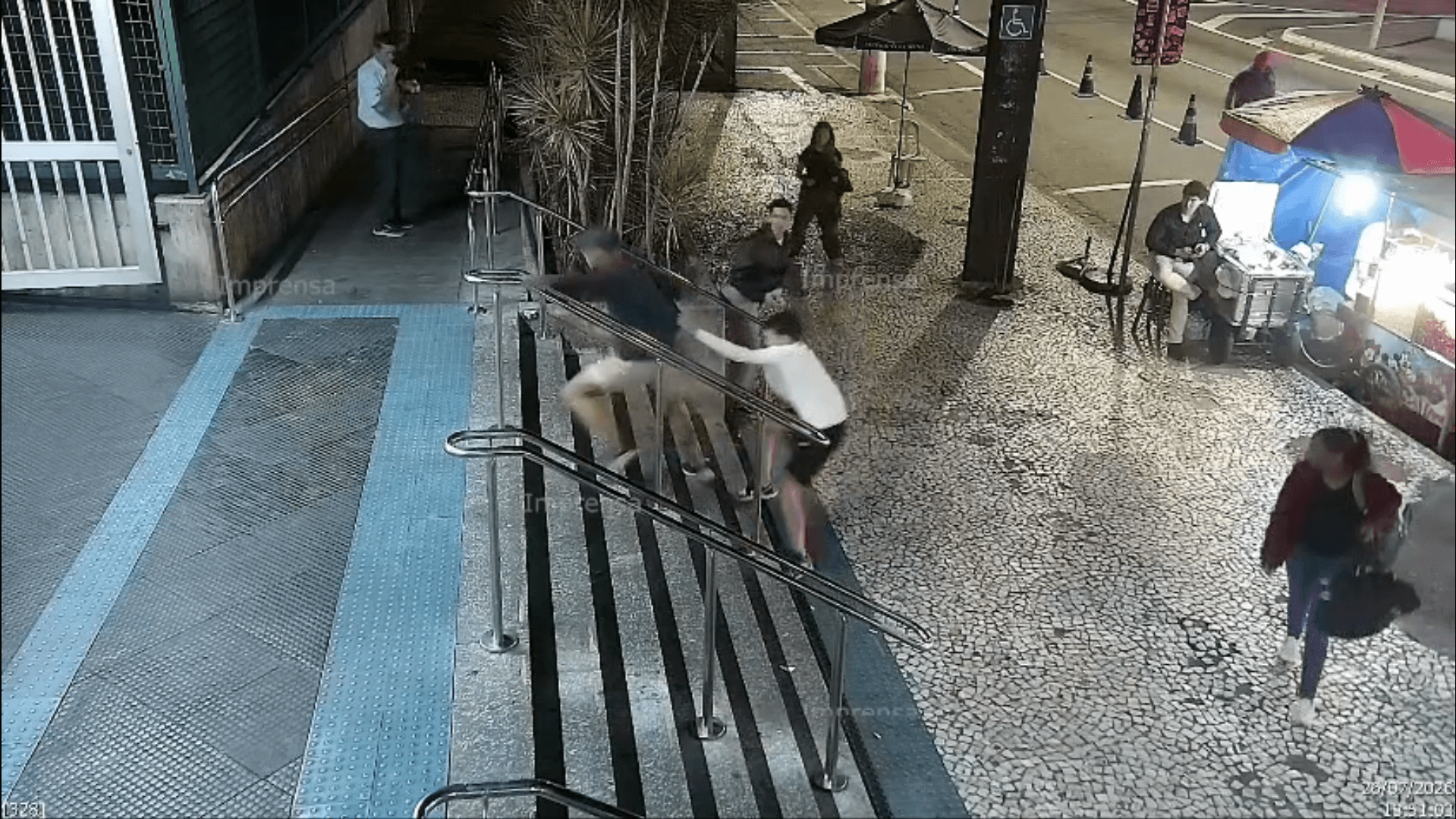 Vídeo mostra mulher sendo algemada por seguranças do metrô de SP