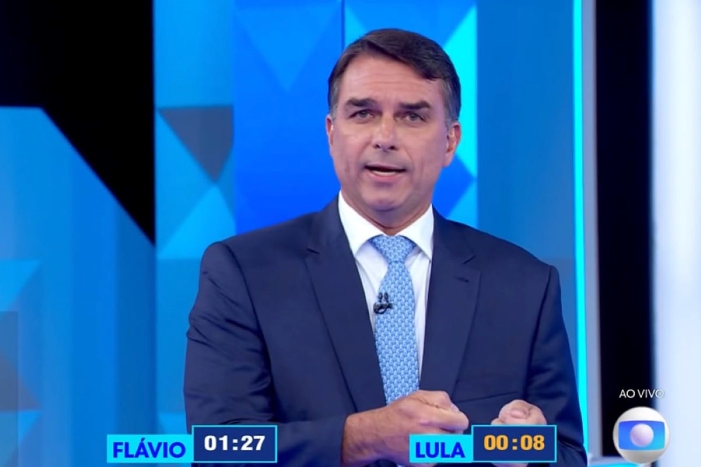 Durante debate, Flávio diz que Lula “dá com uma mão e tira com 9 dedos”