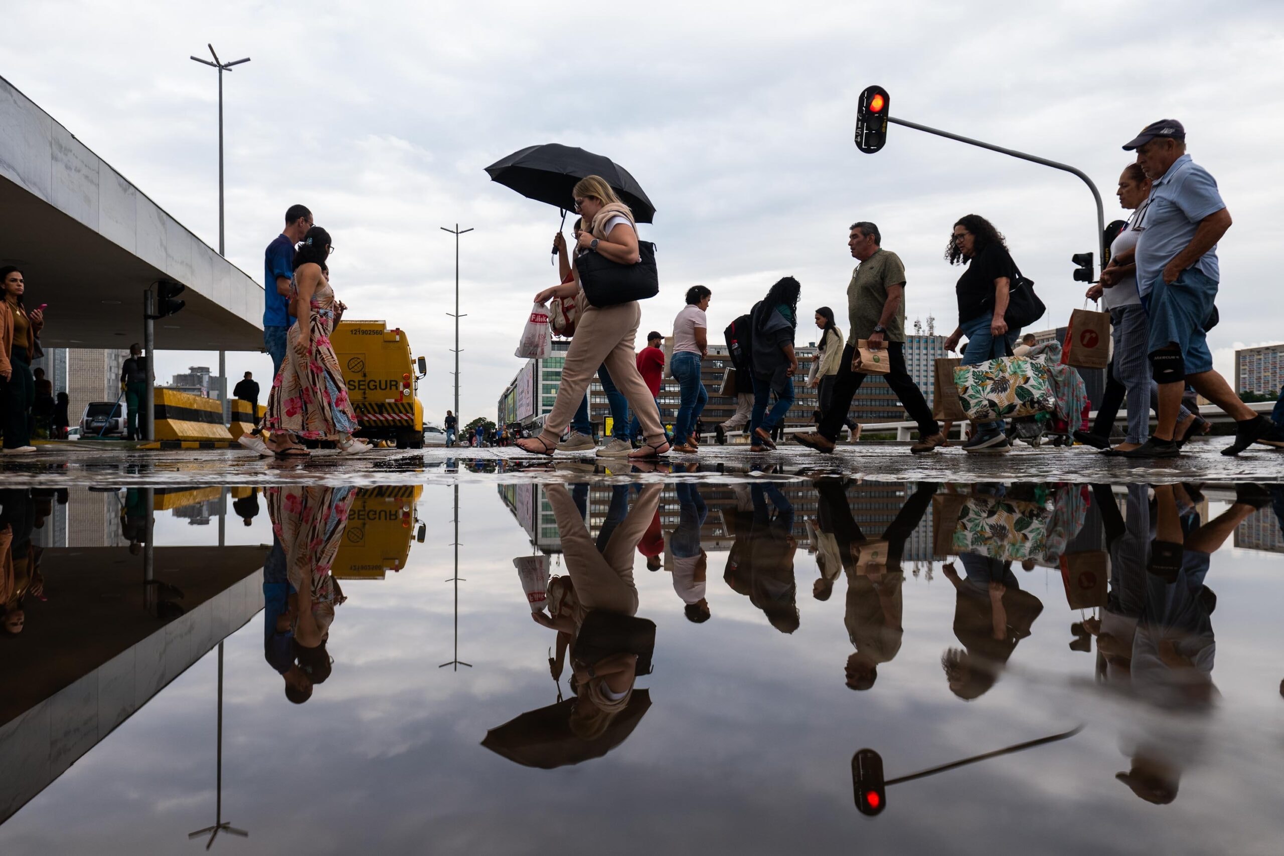 Clima: frente fria leva chuva ao Sudeste enquanto ar seco domina país