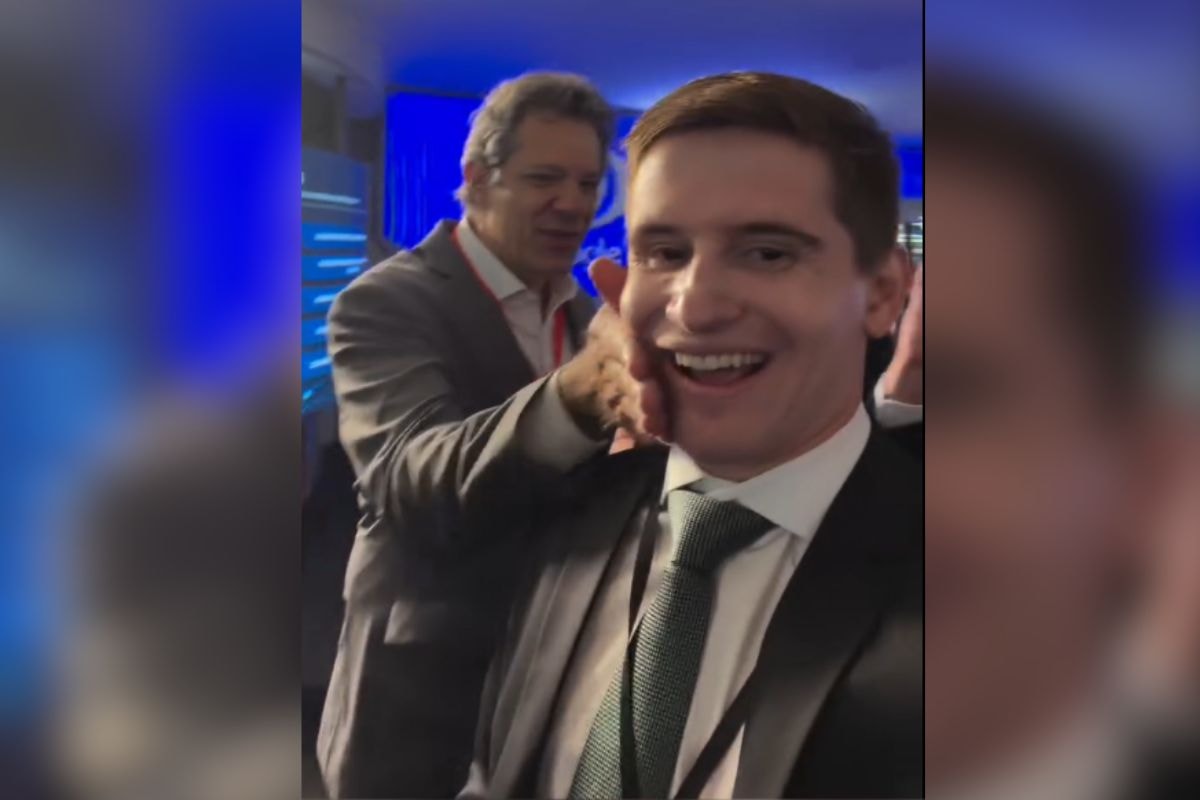 Após provocação em debate, Haddad dá "tapinhas" no rosto de Lucas Pavanato