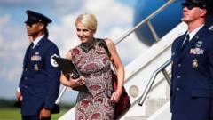 Quem é Natalie Harp, assessora que se tornou presença constante ao lado de Trump