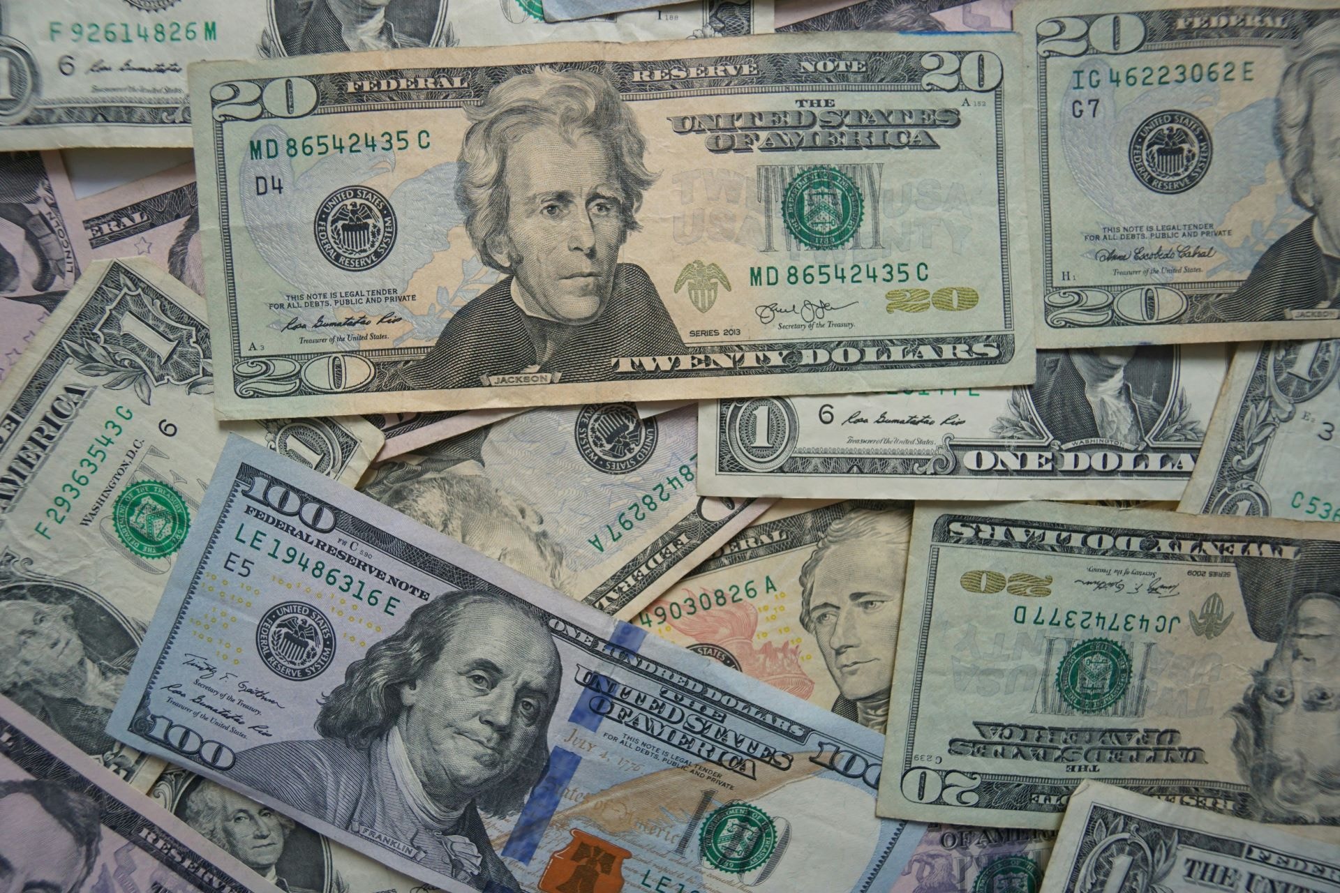 Dólar hoje tem leve alta com pesquisa eleitoral e tarifas comerciais no radar