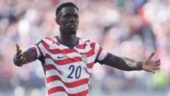 Trump confirma que pediu à Fifa para rever cartão vermelho de Balogun: como isso coloca arbitragem da Copa em xeque
