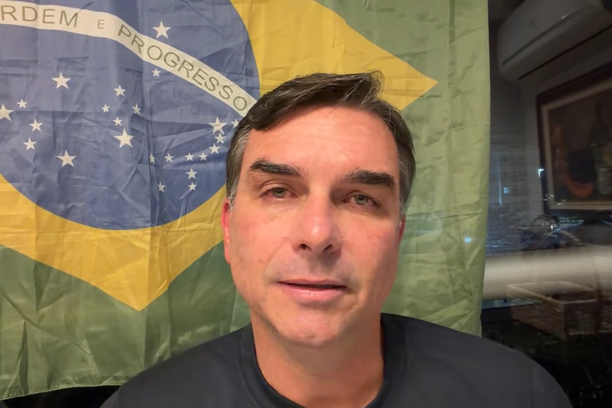 Flávio Bolsonaro critica decisão de Moraes sobre o pai: "Covarde"
