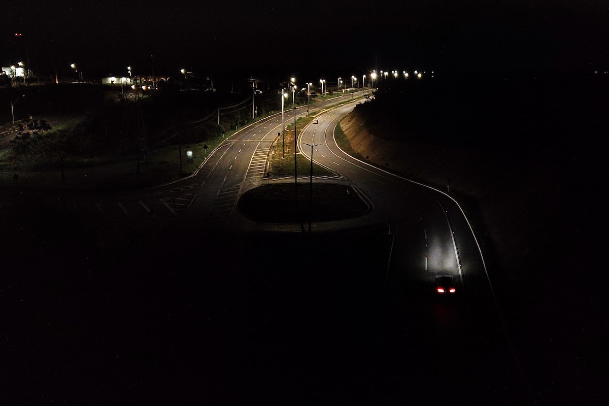 Após denúncias de pontos de breu, CEB promete iluminar 100% do DF