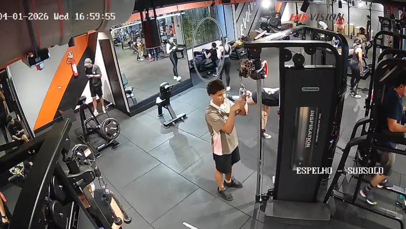 Jovem tem joelhos esmagados por 180 kg em academia: "Cinto soltou". Veja vídeo