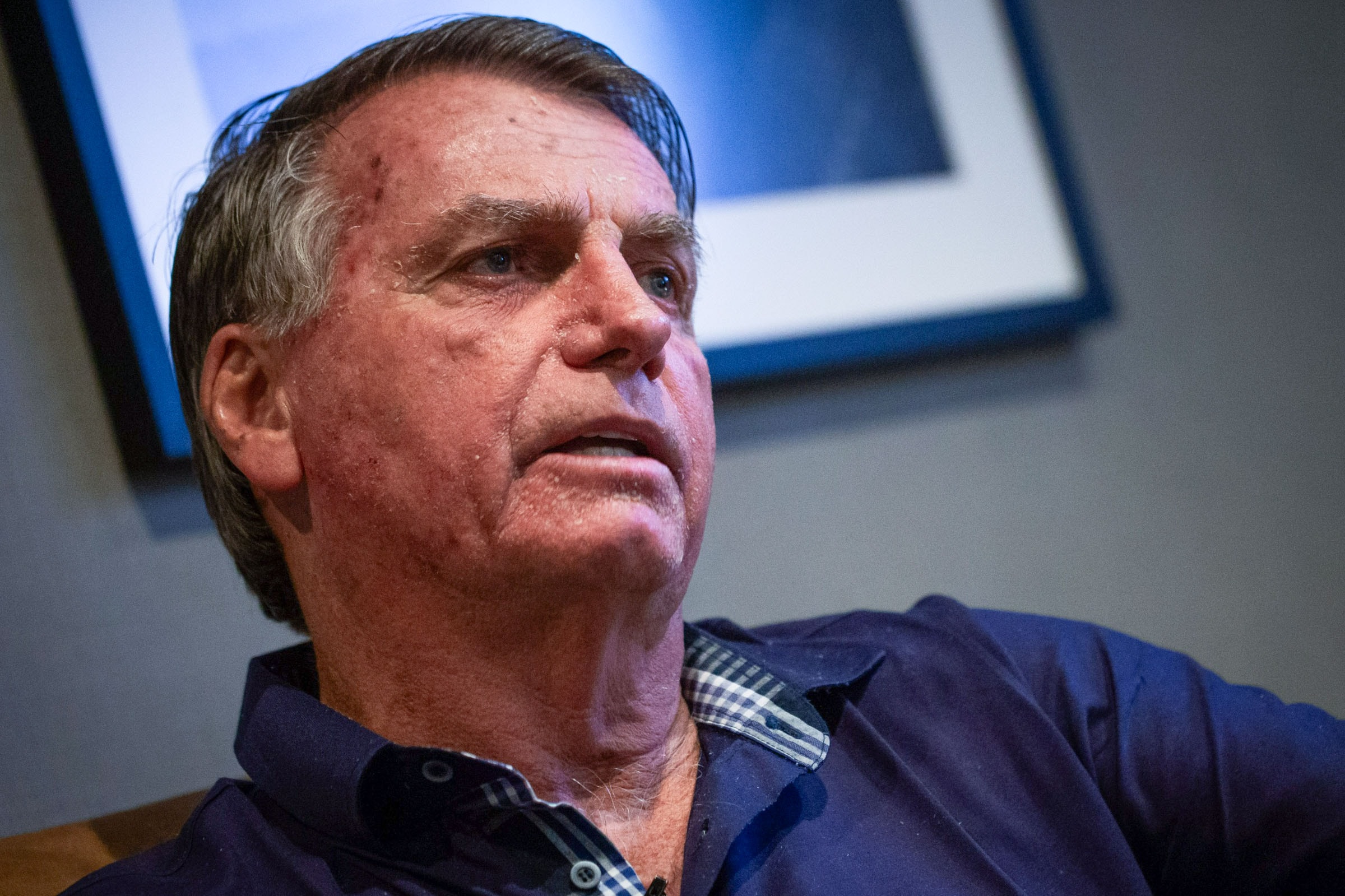 PF pede a Moraes definição sobre fuzil e pistola de Bolsonaro