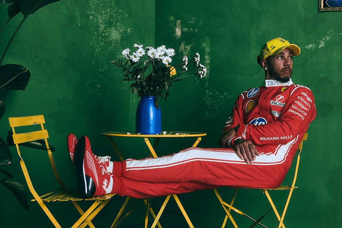 Lewis Hamilton ganha boné exclusivo da Ferrari para etapa brasileira