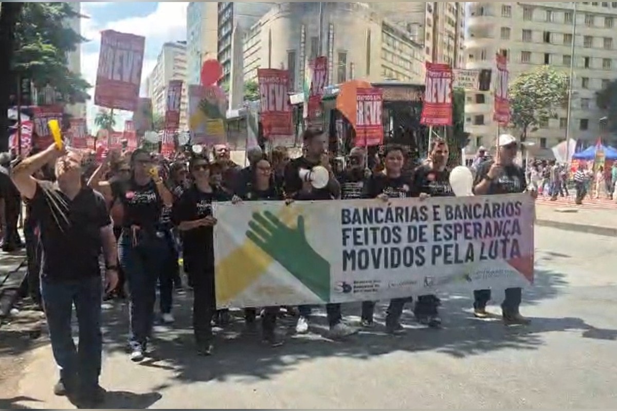 Bancários da Caixa completam uma semana de greve e fazem ato em BH
