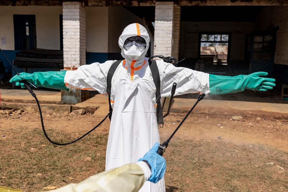 Pacientes com ebola fogem de hospital após ataque de multidão