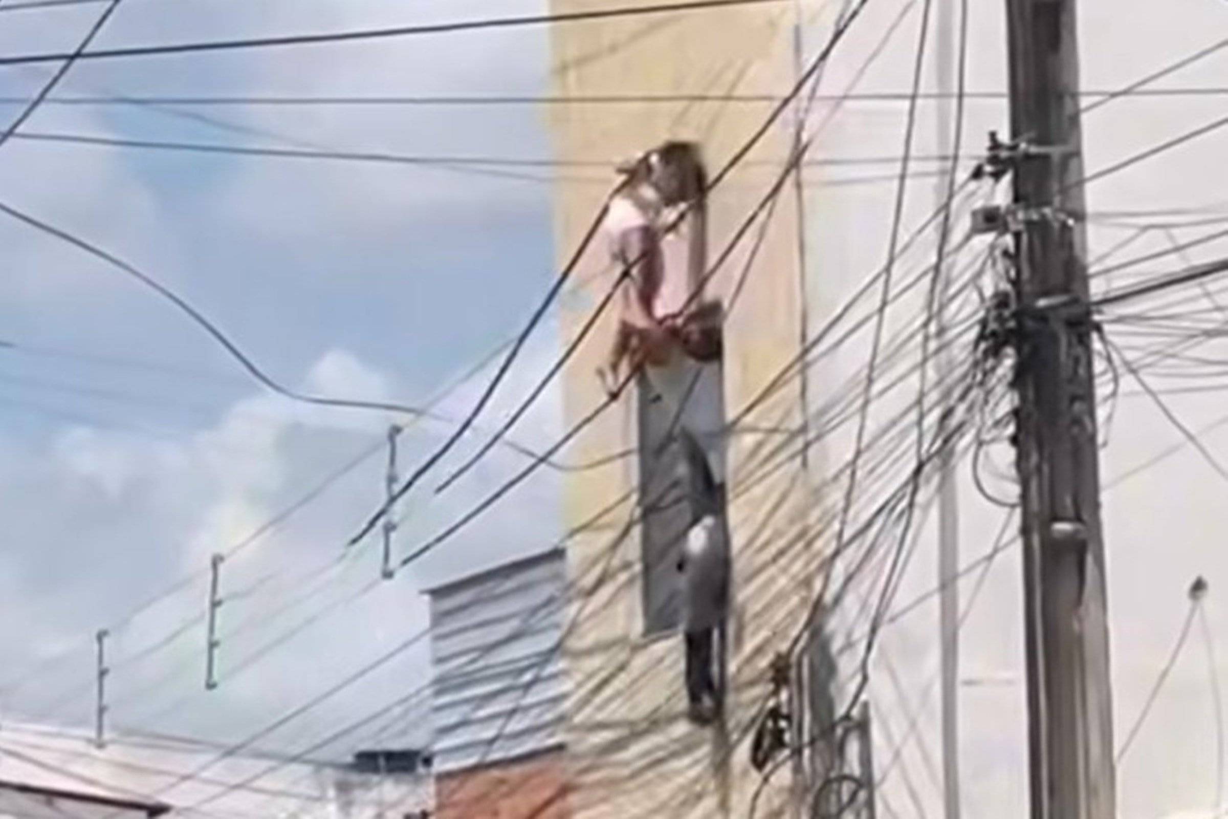 Criança fica presa em fiação após cair do 2º andar de prédio em Alagoas