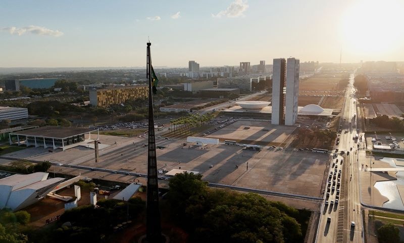 Flávio visita BH e Rio antes da eleição; Lula encerra atos no Rio e em SP