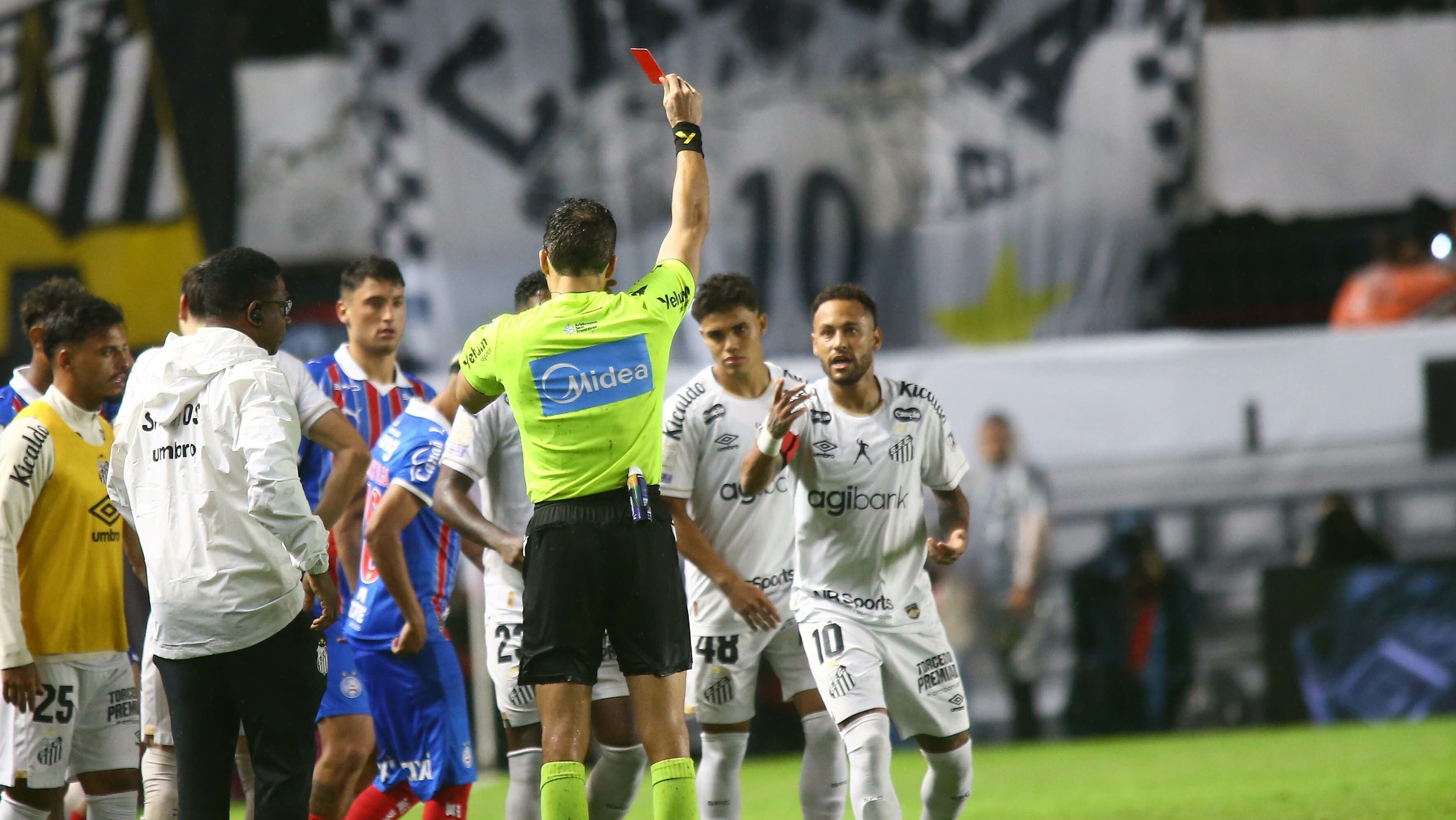 Após temporal e papelão de Neymar, Santos busca empate com o Bahia na Vila