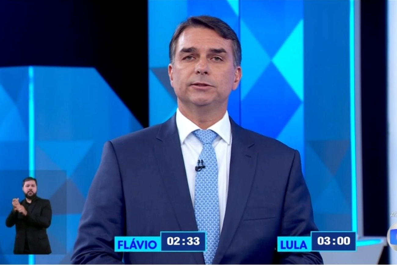 Flávio cita falta de dipirona, mas remédio faltou no governo do pai