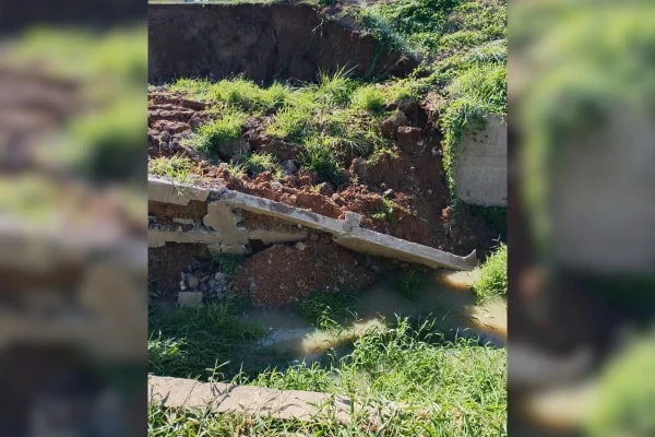 Rompimento de tubulação leva à interdição de ponte no interior de SP