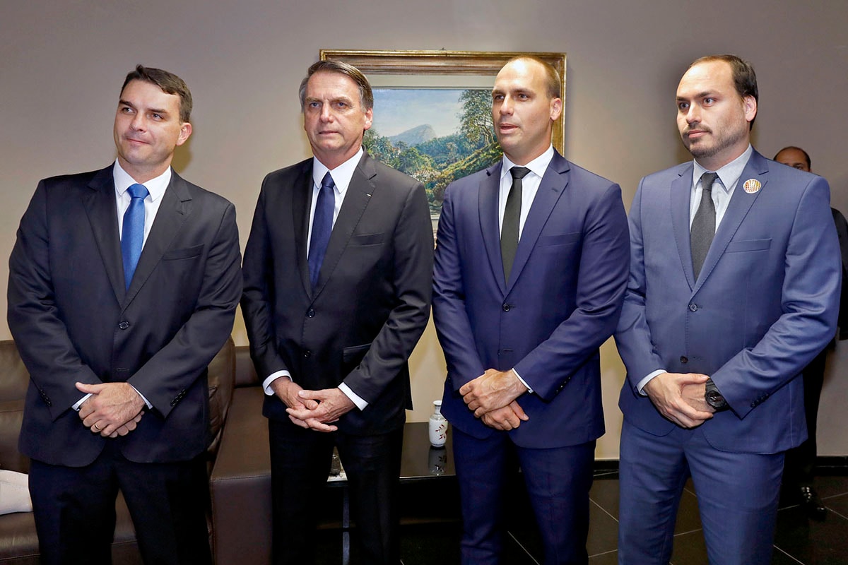 Filhos de Bolsonaro reagem à proibição de visita ao pai por 30 dias
