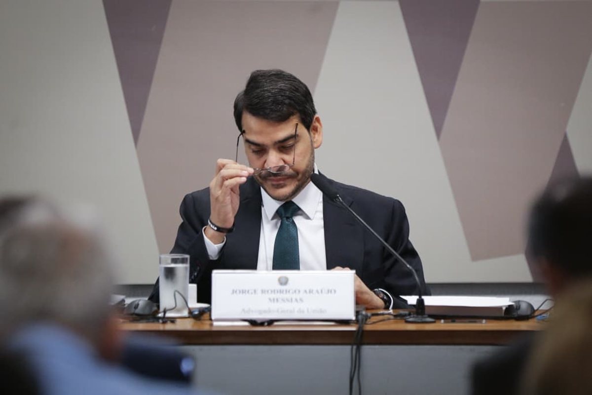 Messias cogitou pedir demissão da AGU após derrota no Senado