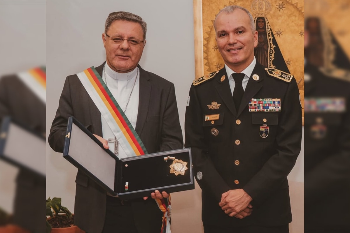 Arcebispo de Brasília é condecorado com grau mais alto de honraria da PMDF