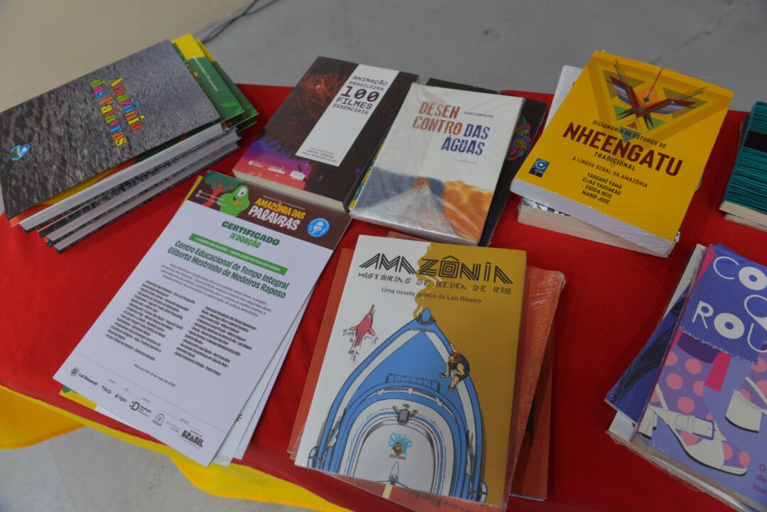 Amazônia das Palavras fortalece bibliotecas escolares e une leitura e educação ambiental durante expedição pelo Amazonas