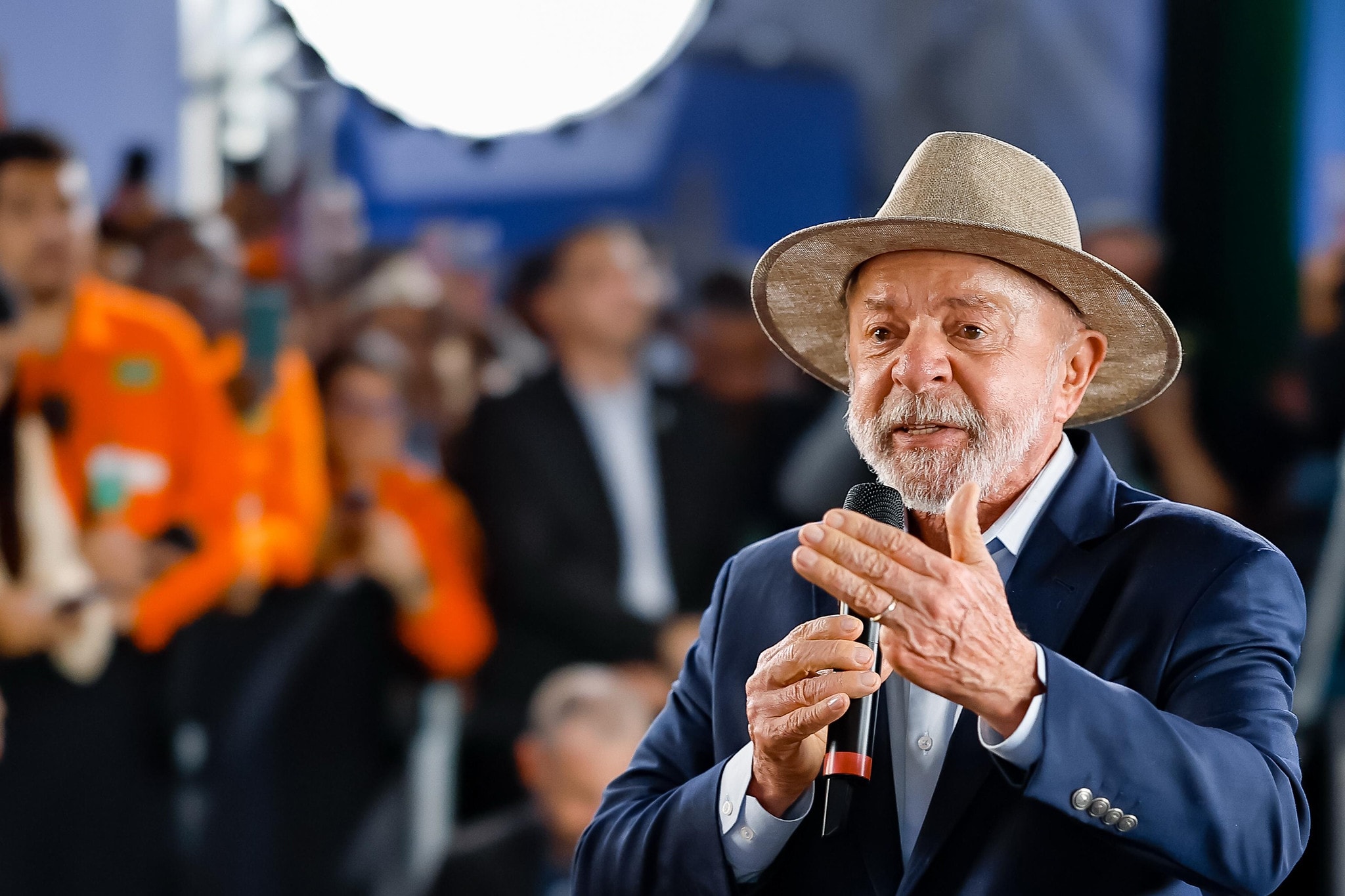 Lula volta a criticar privatização da BR; sem “controle” sobre preço dos combustíveis