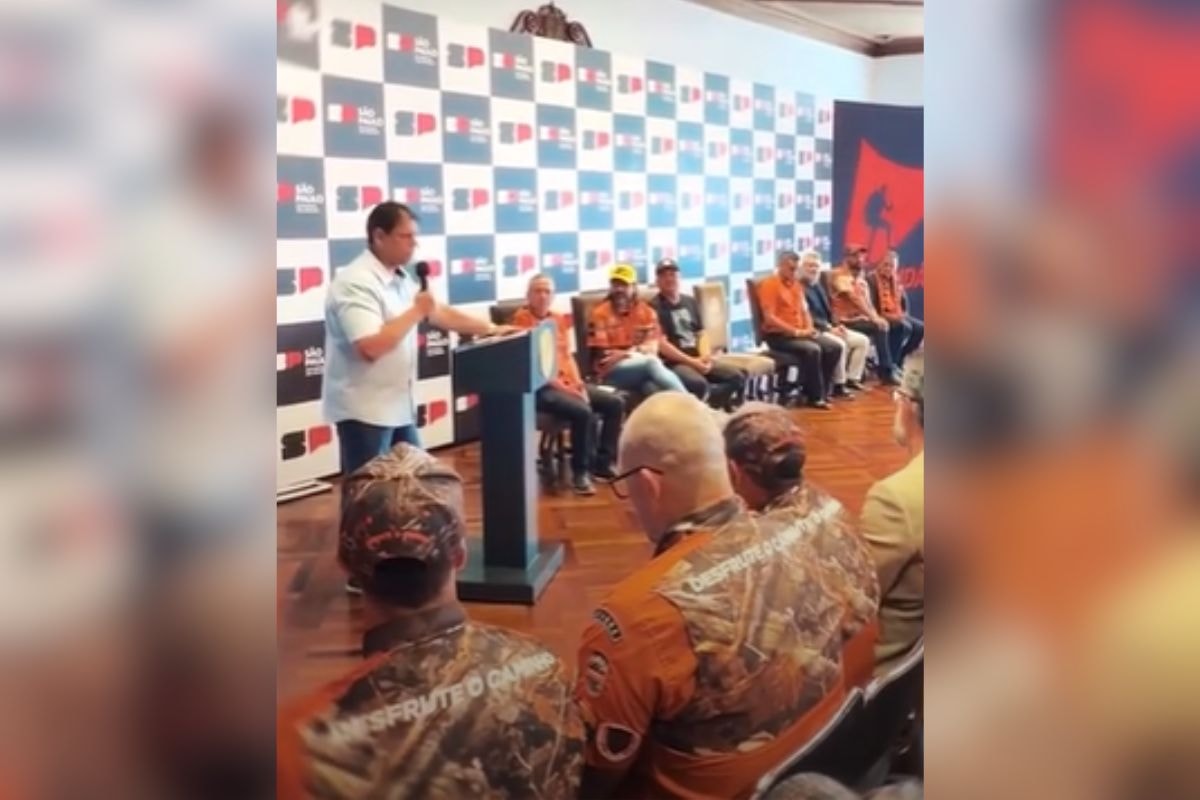 Tarcísio ora com grupo Legendários no Palácio dos Bandeirantes