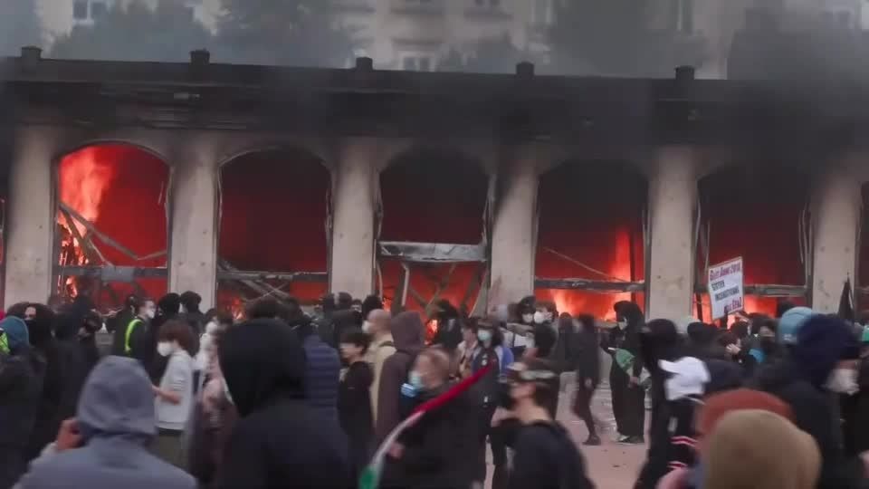 Vídeo: Prédio histórico desaba na França após ser incendiado em protestos
