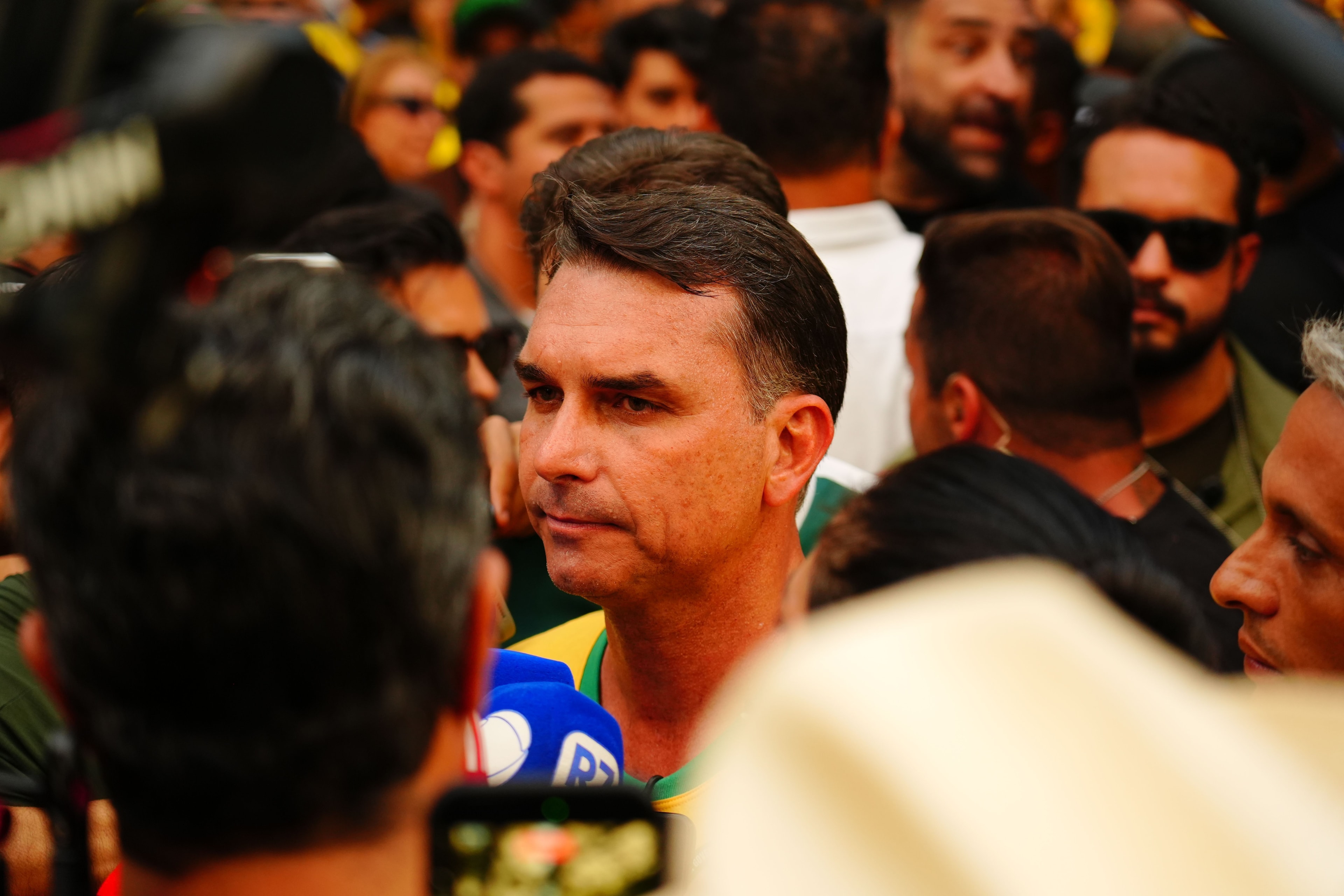 Waack: Flávio deixa o país e a direita busca novo comando