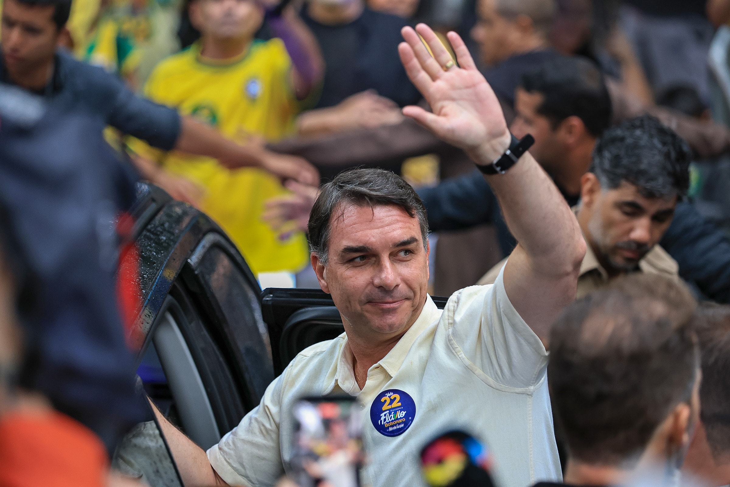 TSE desmente Flávio Bolsonaro sobre retirada de fiscais do PL de sala-cofre