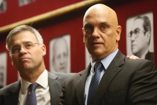 Em meio à crise no STF, Michelle posta mensagem de apoio para Mendonça
