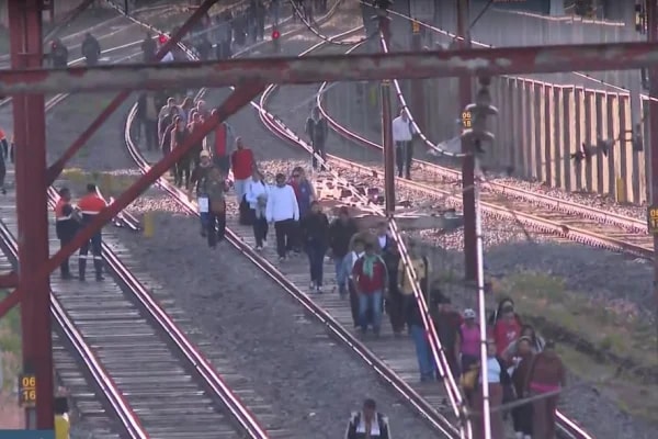 Veja momento em que trem com passageiros pega fogo na linha 12-Safira